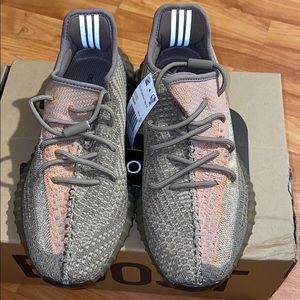 *Never Worn* Authentic Yeezy Boost 350 V2